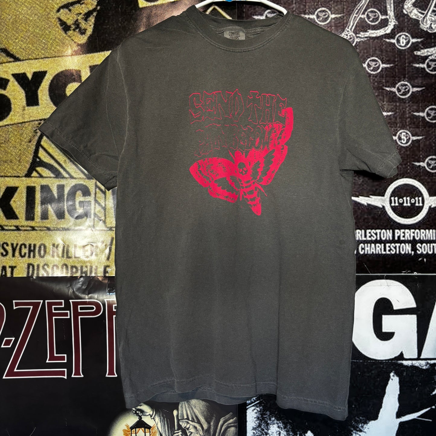 PAIN BELOW DARK GREY/RED T-SHIRT