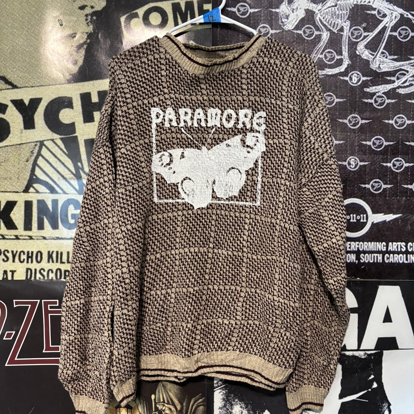 12 paramore sweater LAR/XL