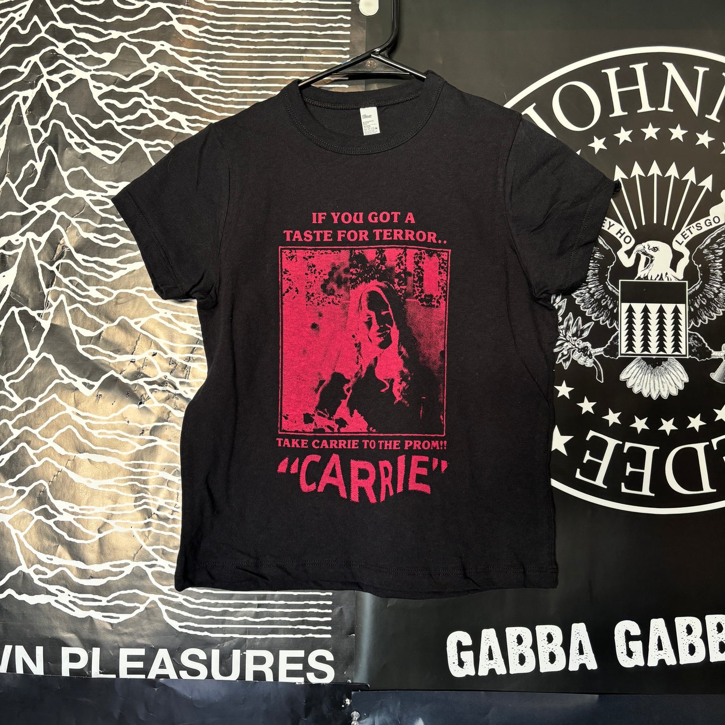 Carrie black/red petite tee