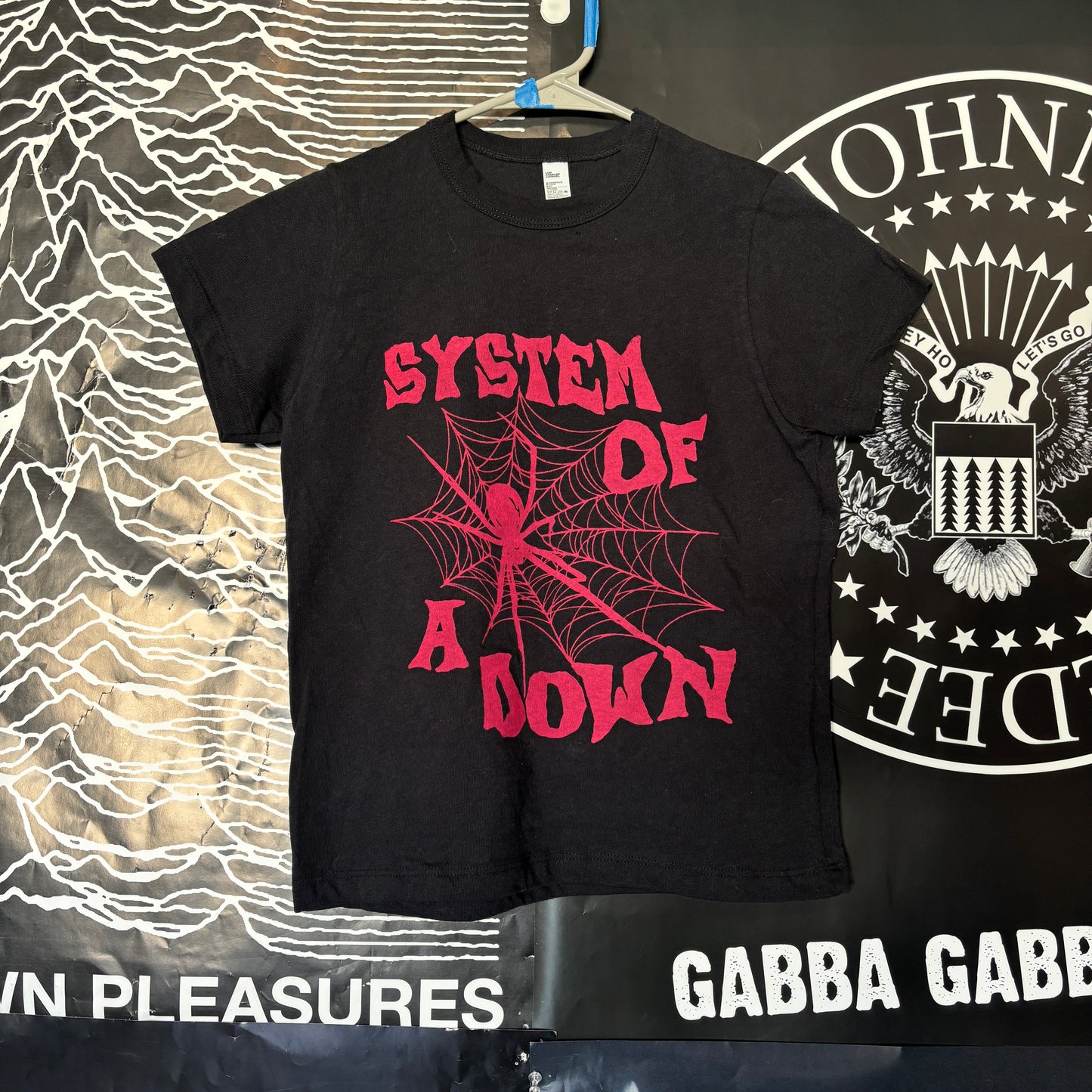 System down black/red petite tee