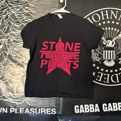 Stone temple black/red petite tee