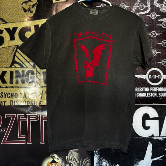 TYPE DARK GREY/RED T-SHIRT