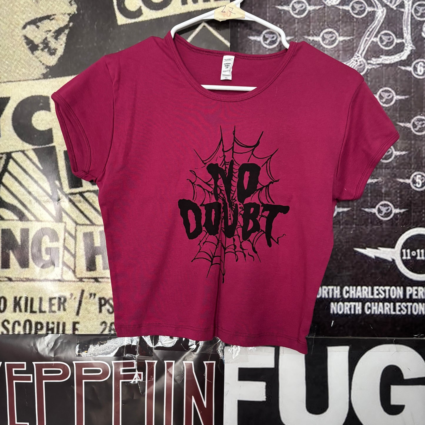 DOUBT ruby crop baby tee LAR/XL