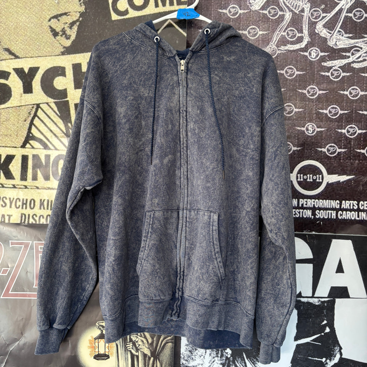 TYPE  navy zip up hoodie LAR/XL