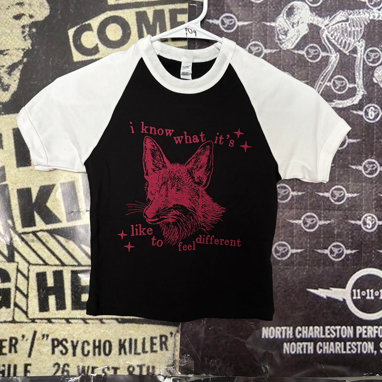 FANTASTIC FOX  B&W/RED CROP RAGLAN SMALL
